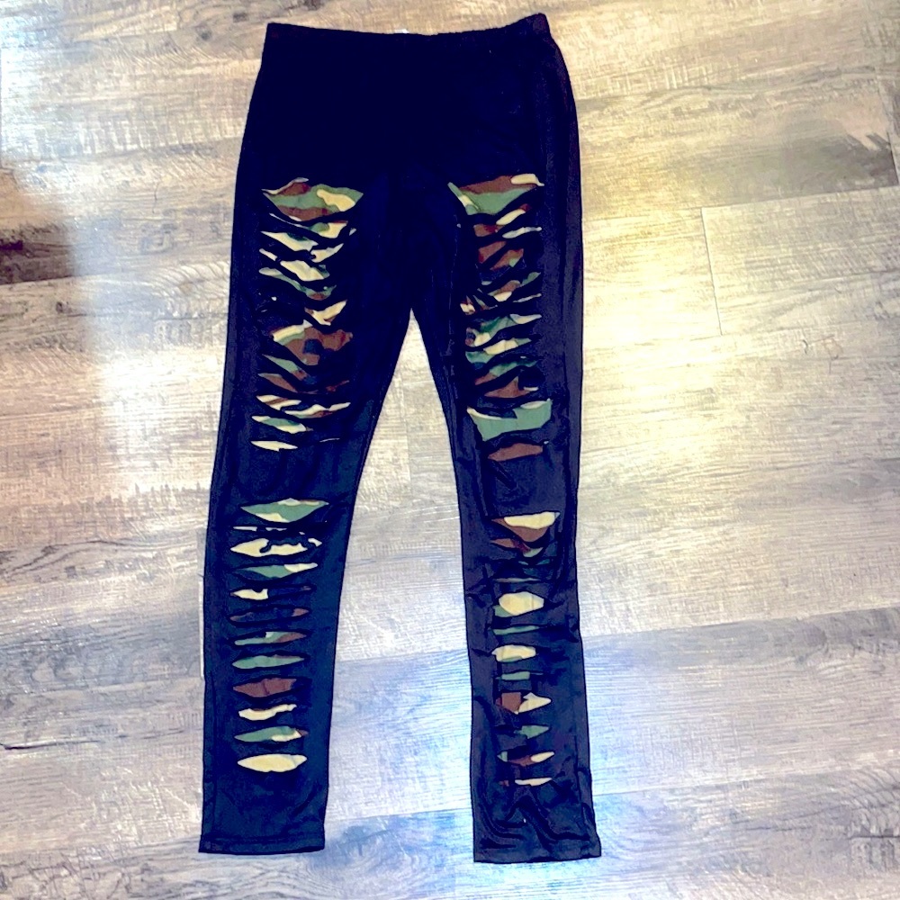 🆕 Black/camo slashed leggings!
